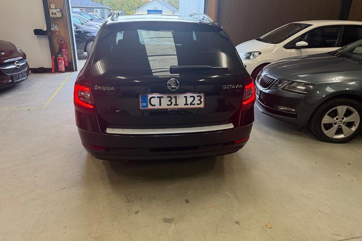 Sort Skoda Octavia fra 2019