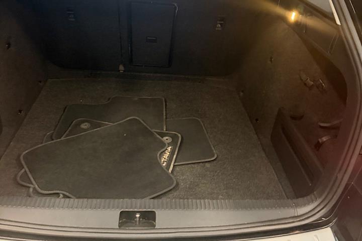 Sort Skoda Octavia fra 2019