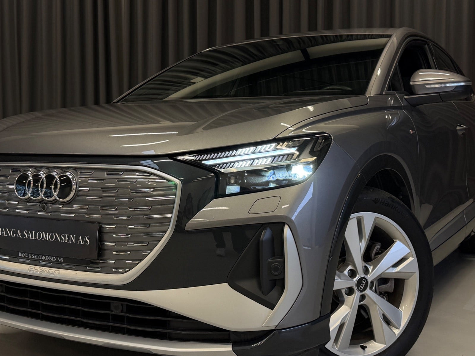 Grå Audi Q4 e-tron fra 2024