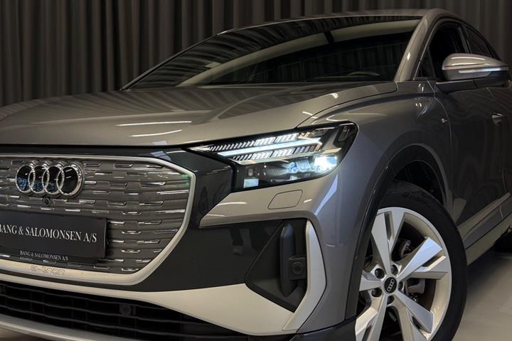 Grå Audi Q4 e-tron fra 2024