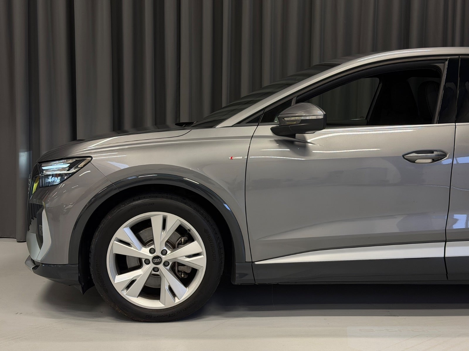 Grå Audi Q4 e-tron fra 2024