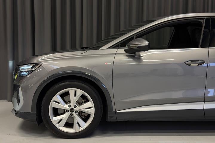 Grå Audi Q4 e-tron fra 2024