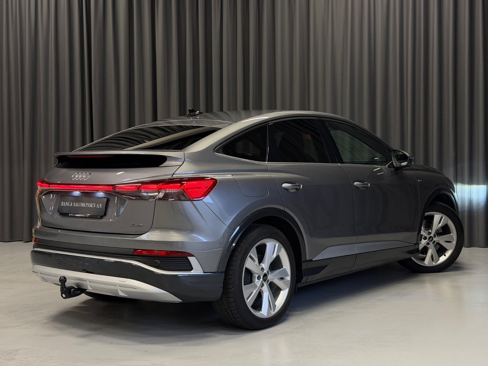 Grå Audi Q4 e-tron fra 2024