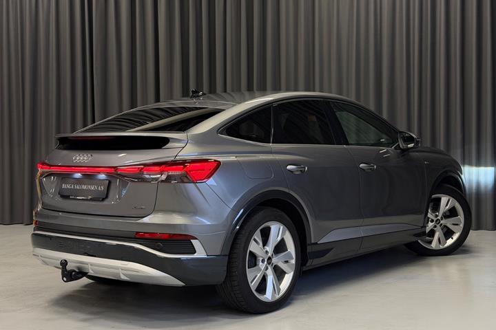 Grå Audi Q4 e-tron fra 2024