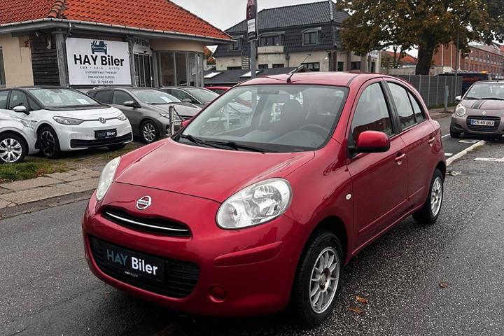 Rød Nissan Micra fra 2011