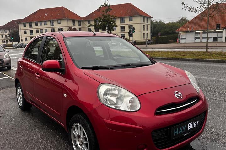 Rød Nissan Micra fra 2011