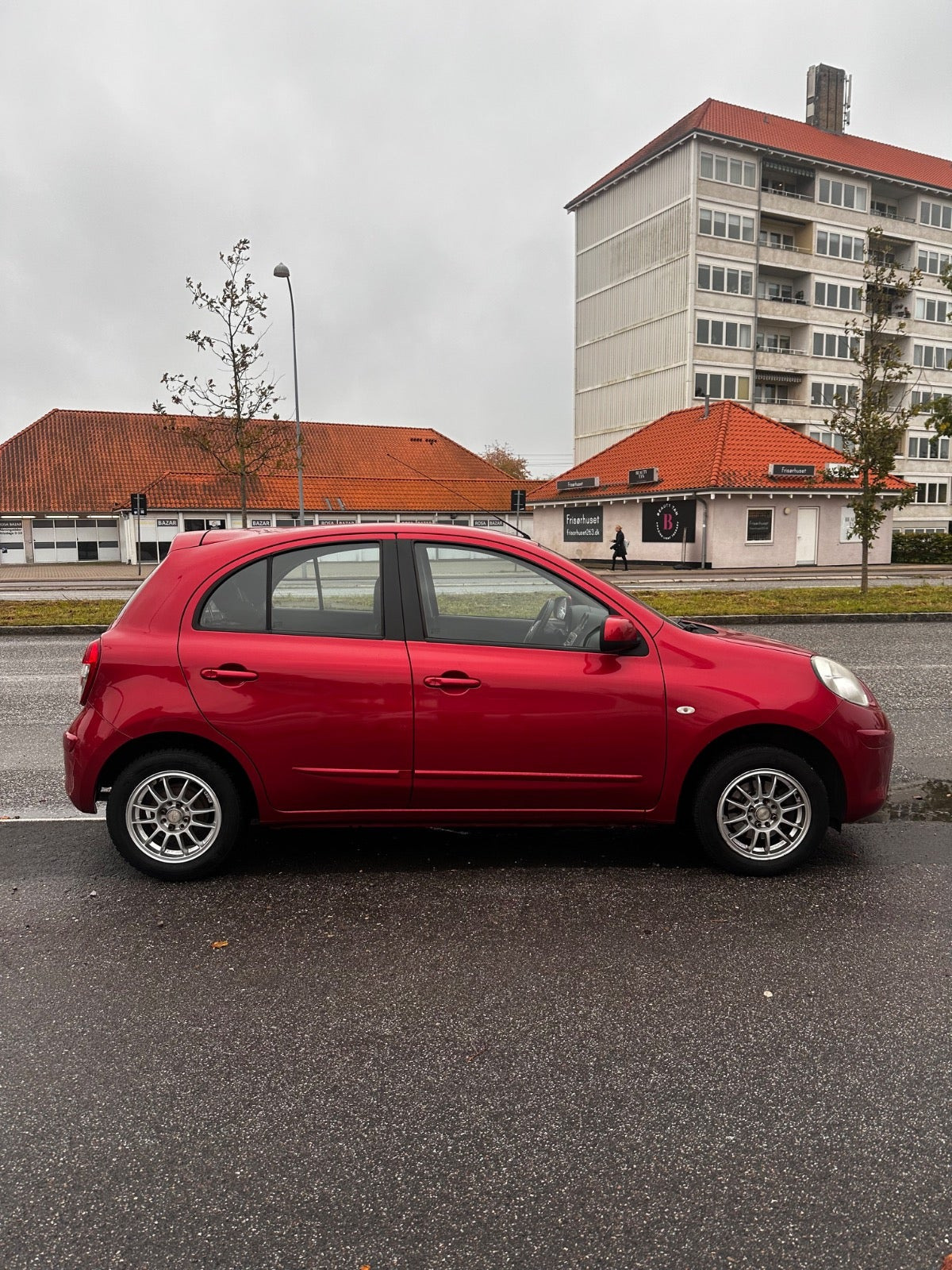 Rød Nissan Micra fra 2011