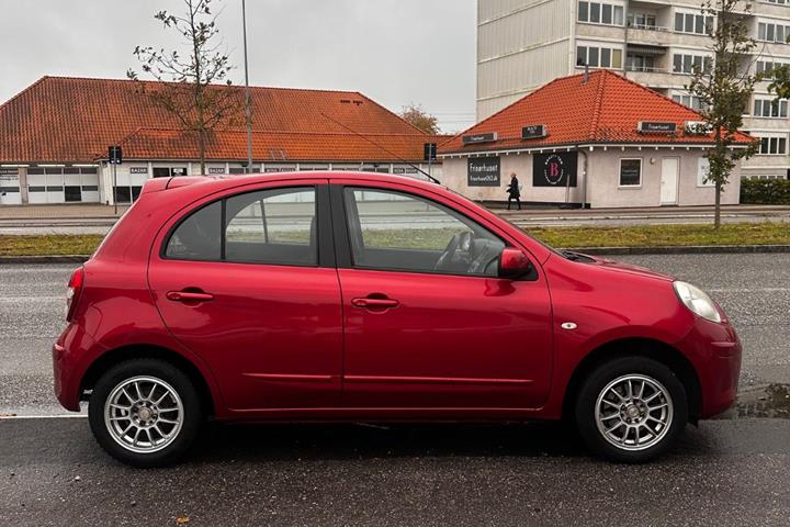 Rød Nissan Micra fra 2011