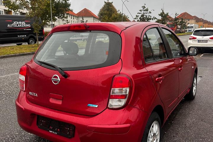 Rød Nissan Micra fra 2011