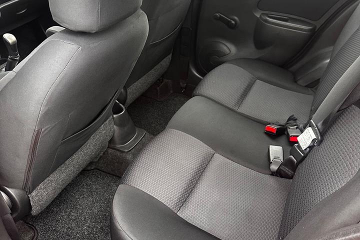 Rød Nissan Micra fra 2011