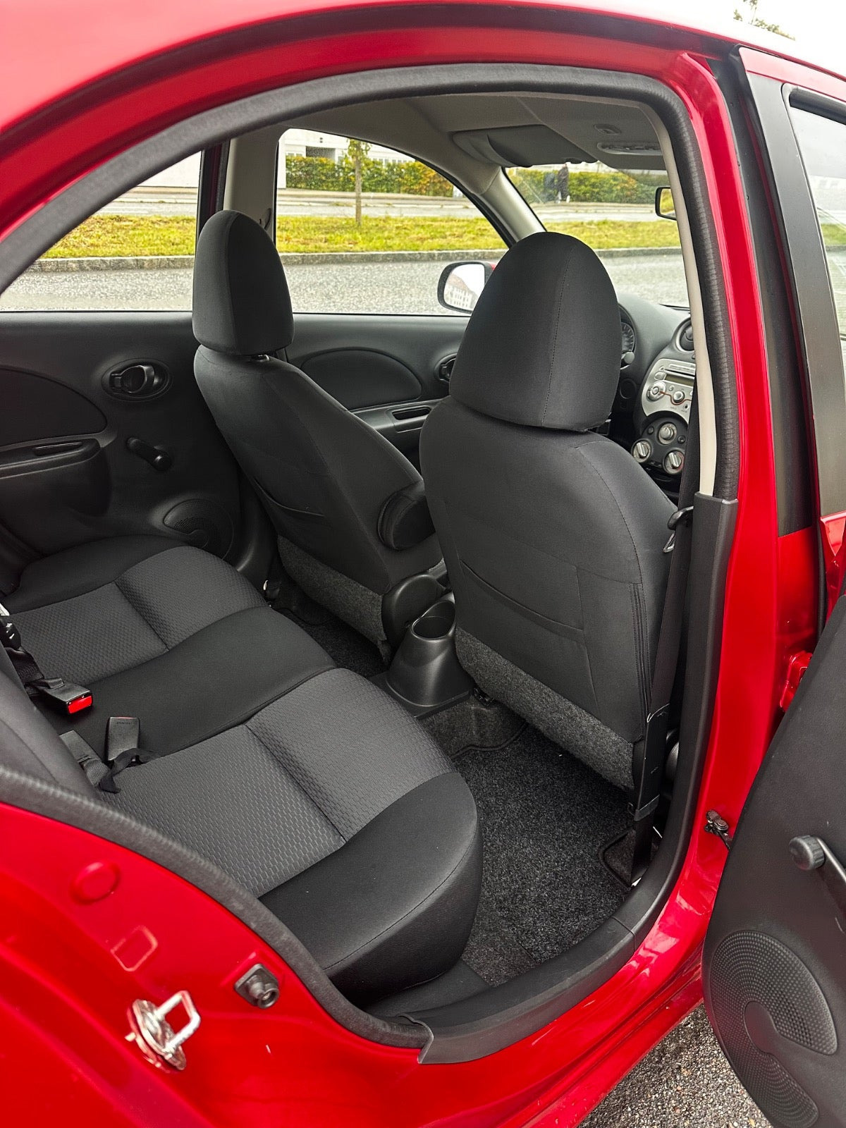 Rød Nissan Micra fra 2011