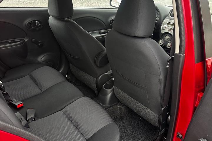 Rød Nissan Micra fra 2011