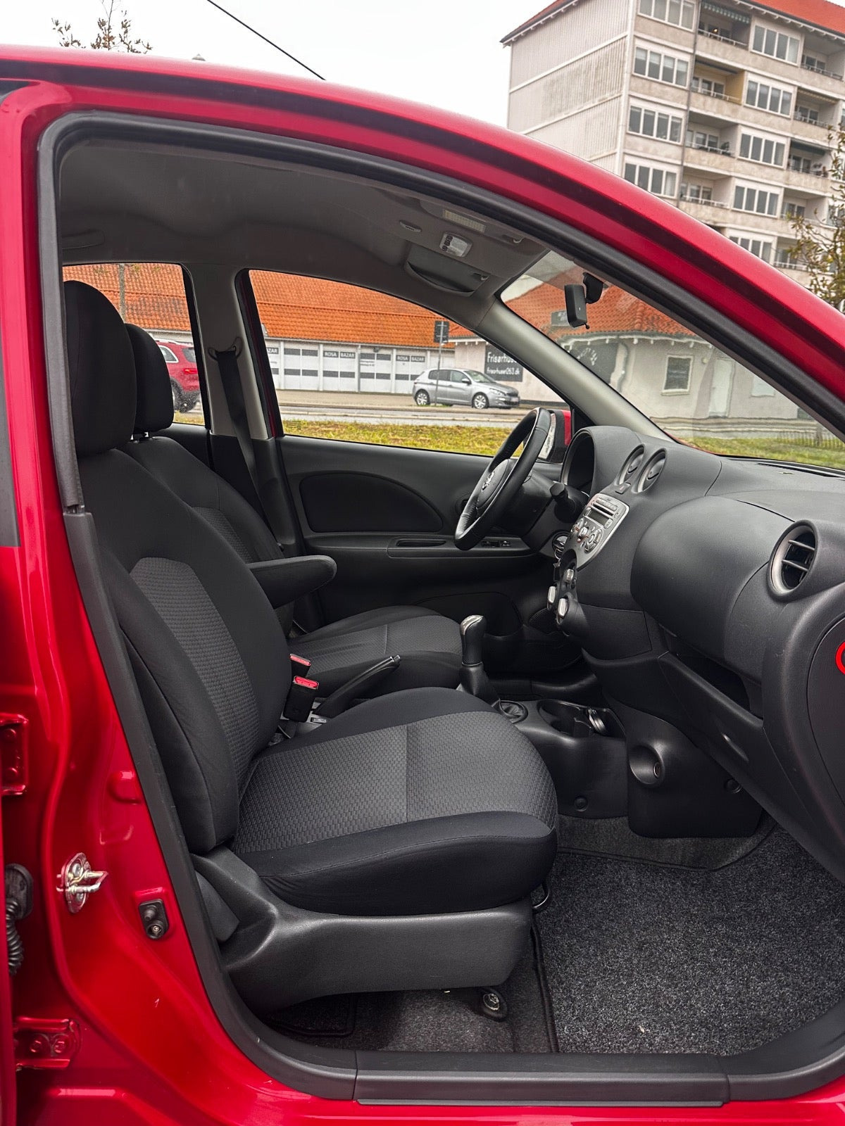 Rød Nissan Micra fra 2011