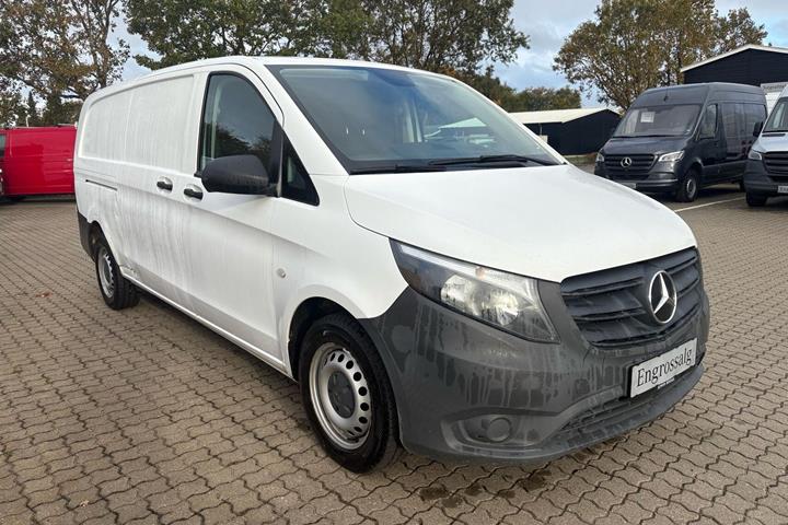 Hvid Mercedes Vito 114 fra 2022