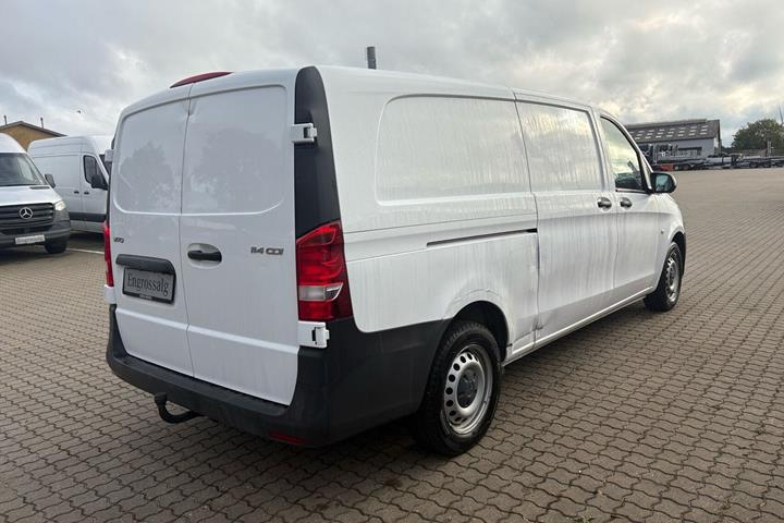 Hvid Mercedes Vito 114 fra 2022