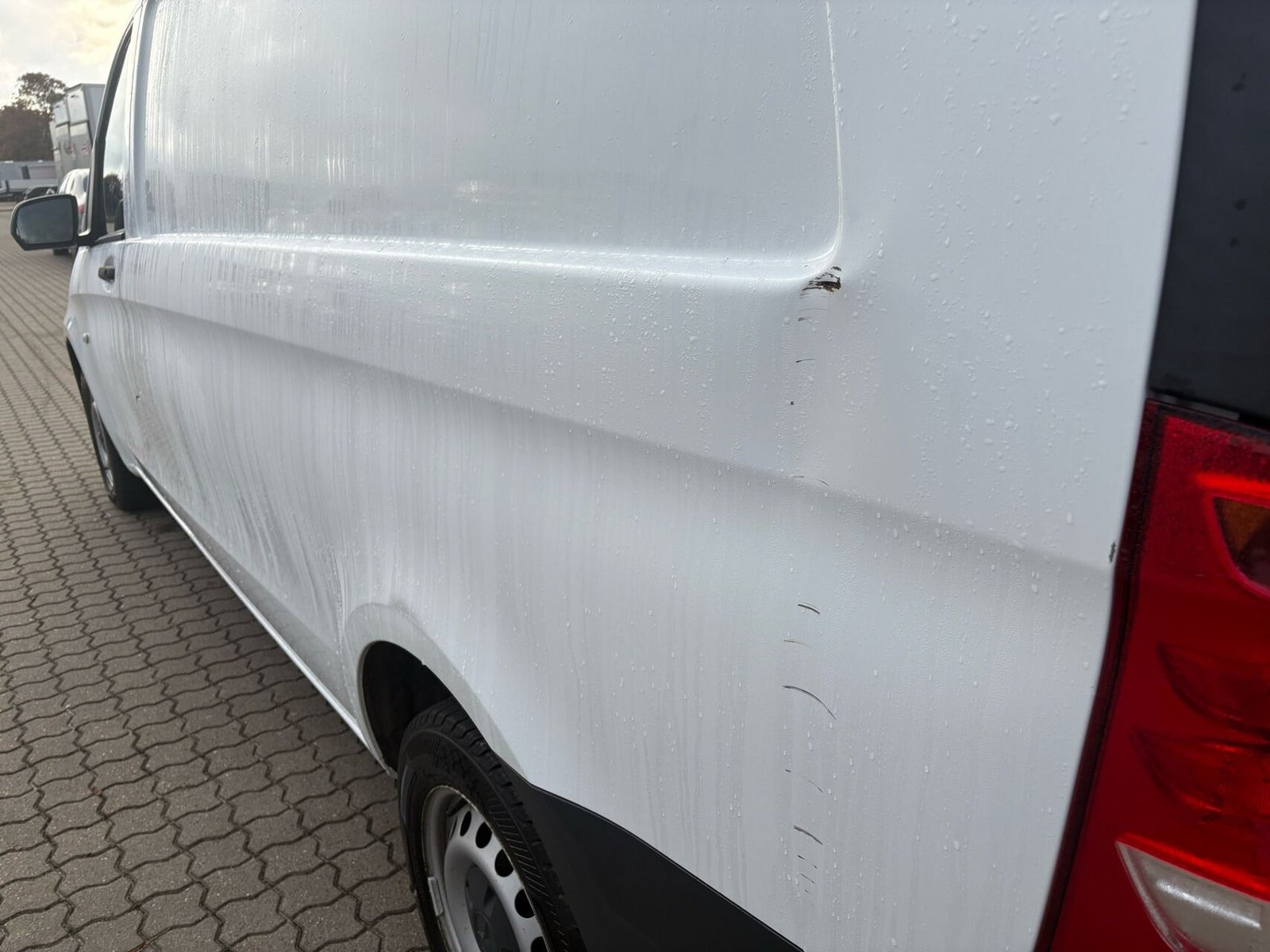 Hvid Mercedes Vito 114 fra 2022