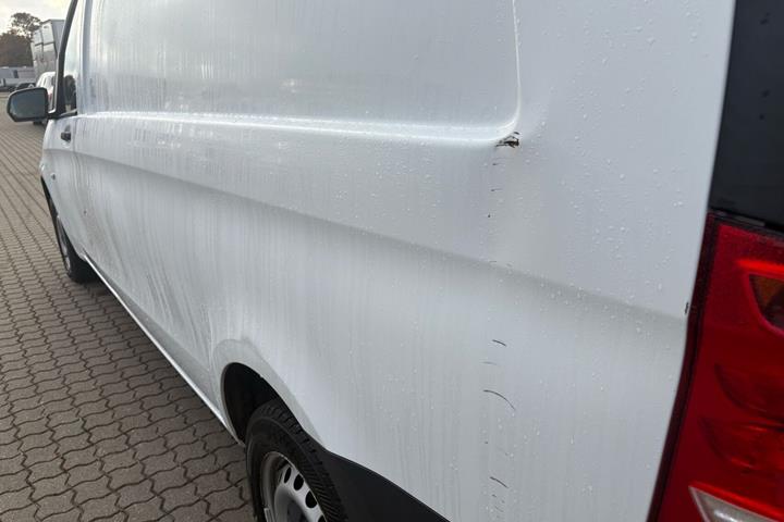 Hvid Mercedes Vito 114 fra 2022