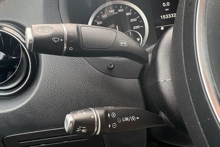 Hvid Mercedes Vito 114 fra 2022
