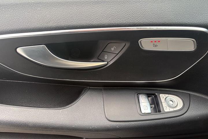 Hvid Mercedes Vito 114 fra 2022