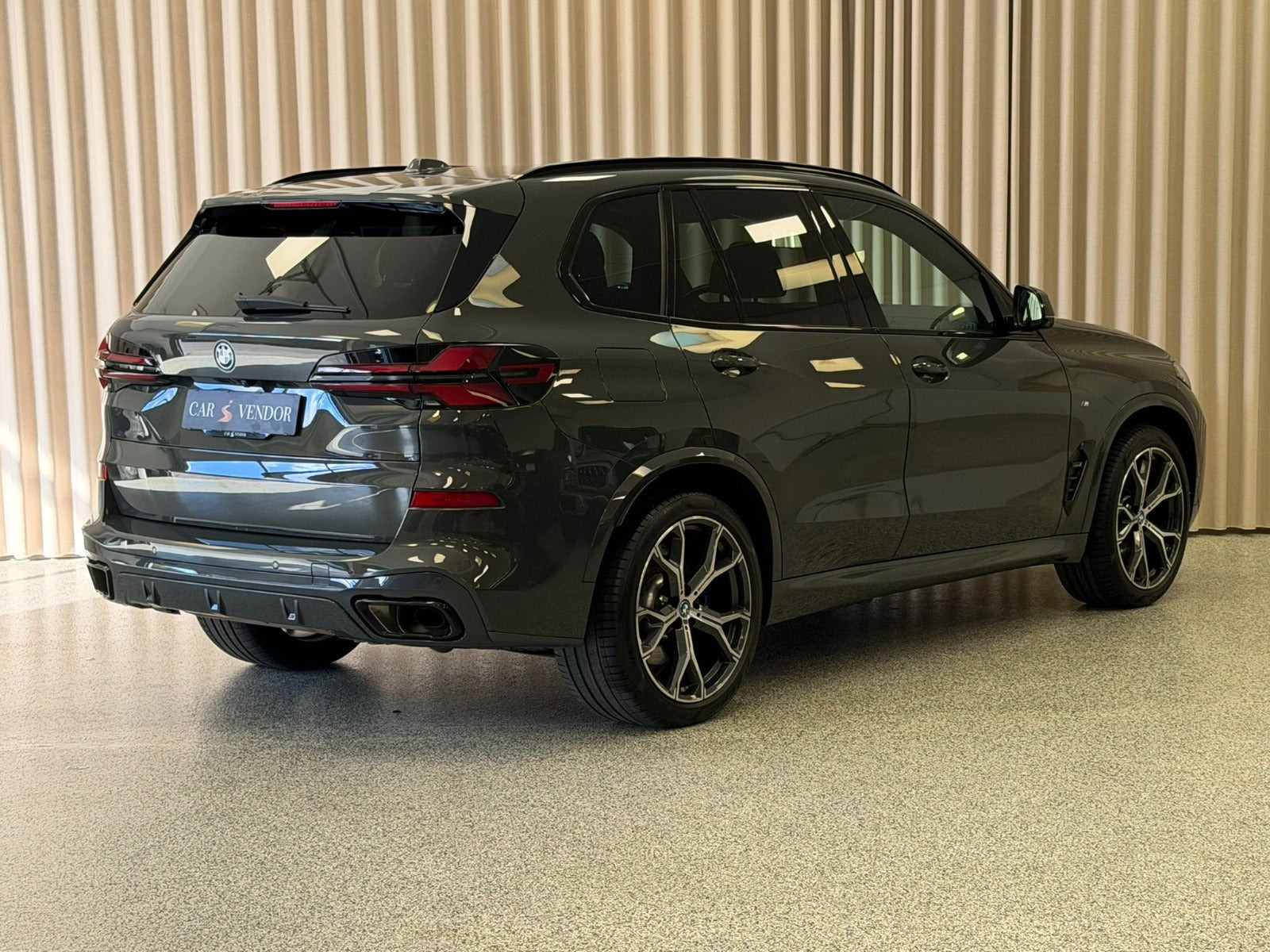 Grå BMW X5 fra 2023