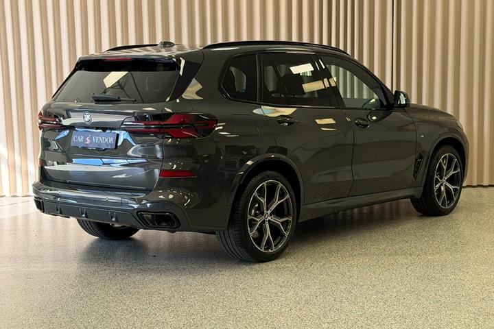 Grå BMW X5 fra 2023