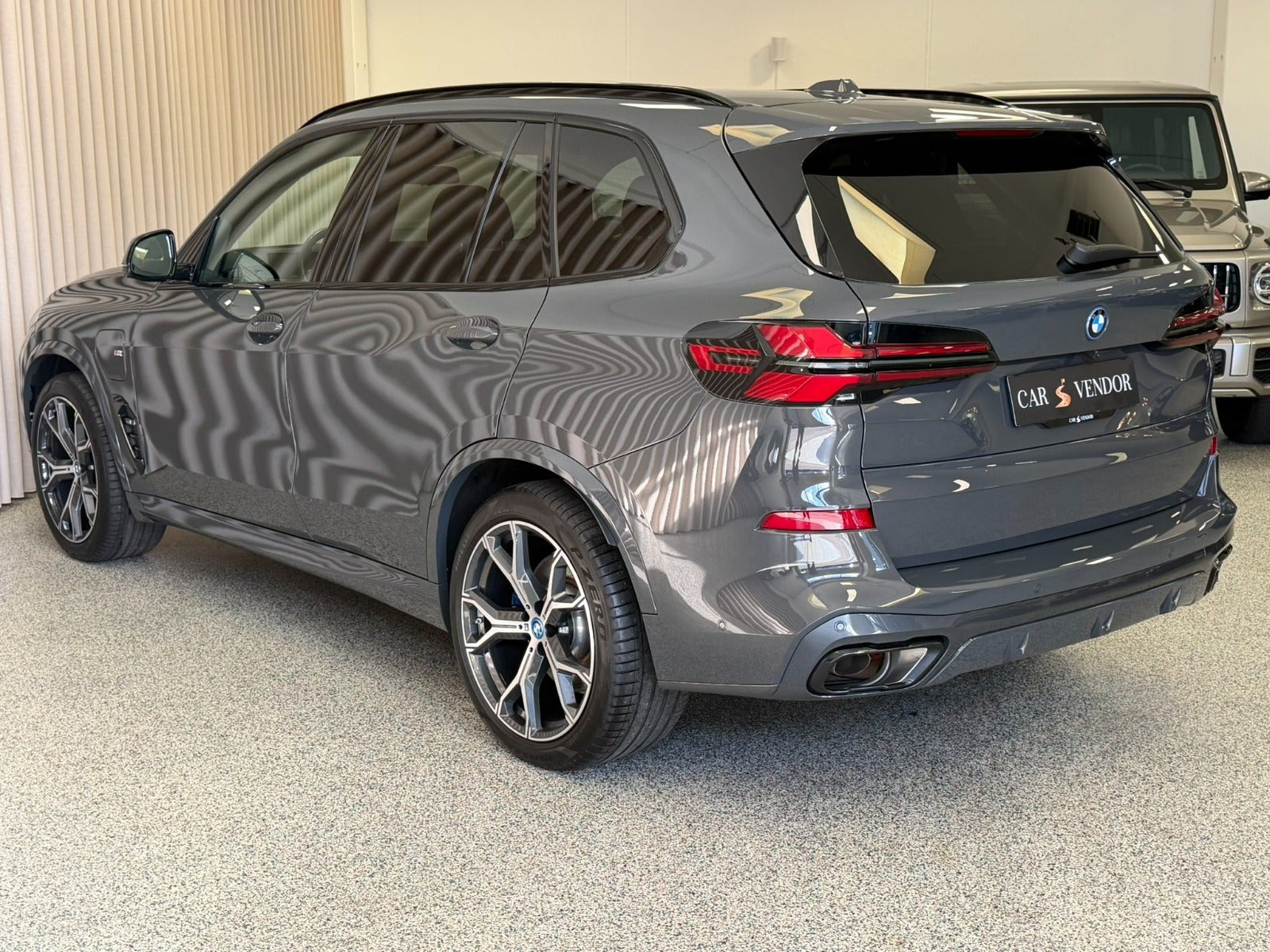 Grå BMW X5 fra 2023
