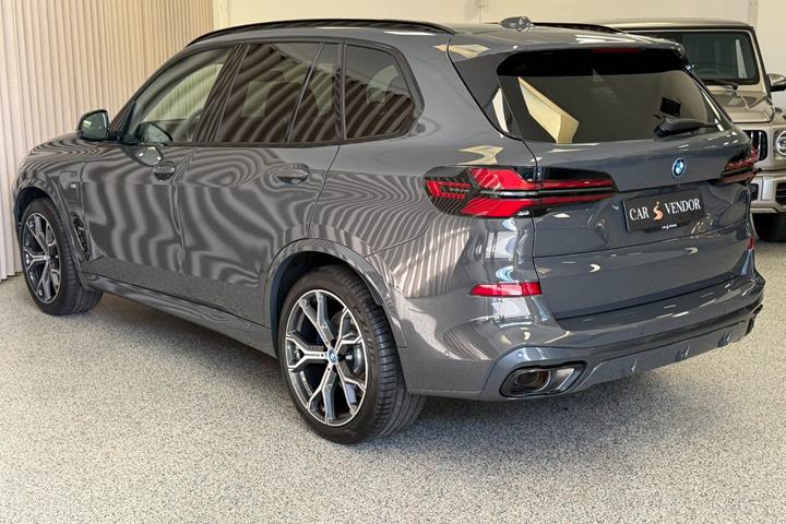 Grå BMW X5 fra 2023