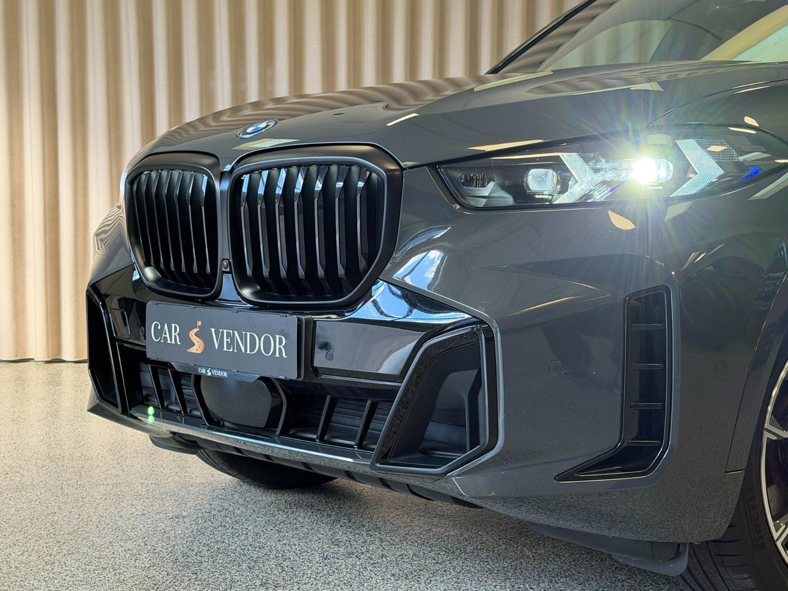 Grå BMW X5 fra 2023