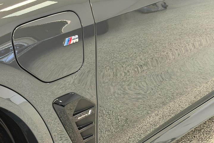 Grå BMW X5 fra 2023