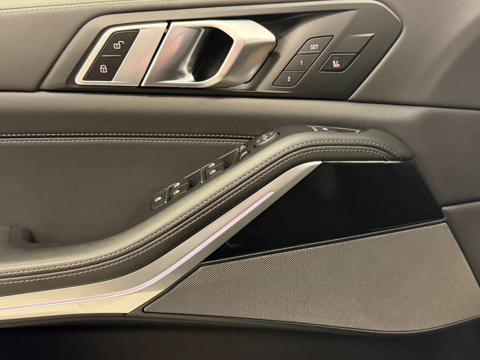 Grå BMW X5 fra 2023