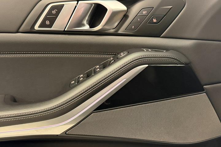 Grå BMW X5 fra 2023