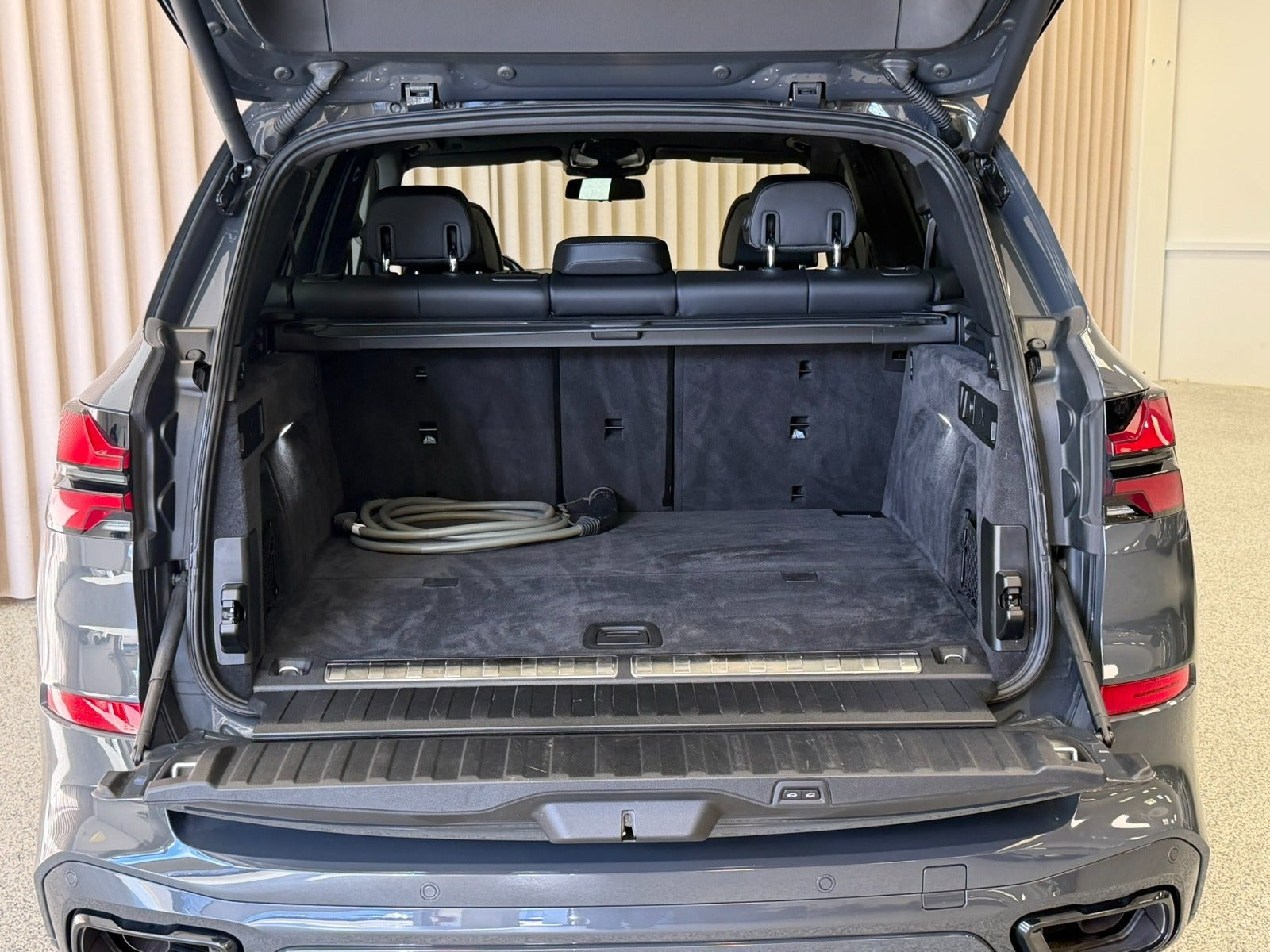 Grå BMW X5 fra 2023