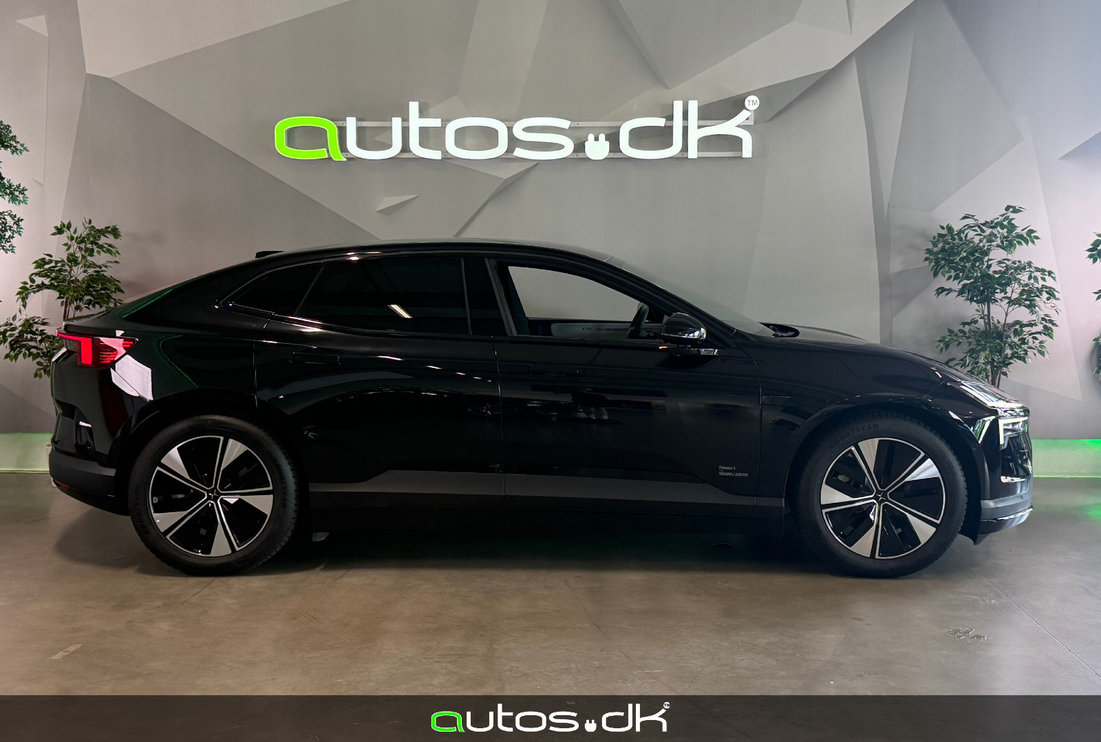 Sort Polestar 4 fra 2026