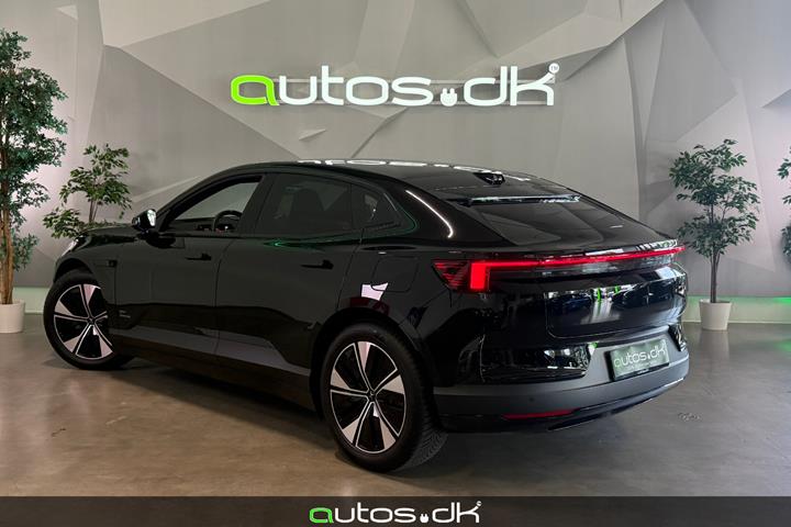 Sort Polestar 4 fra 2026
