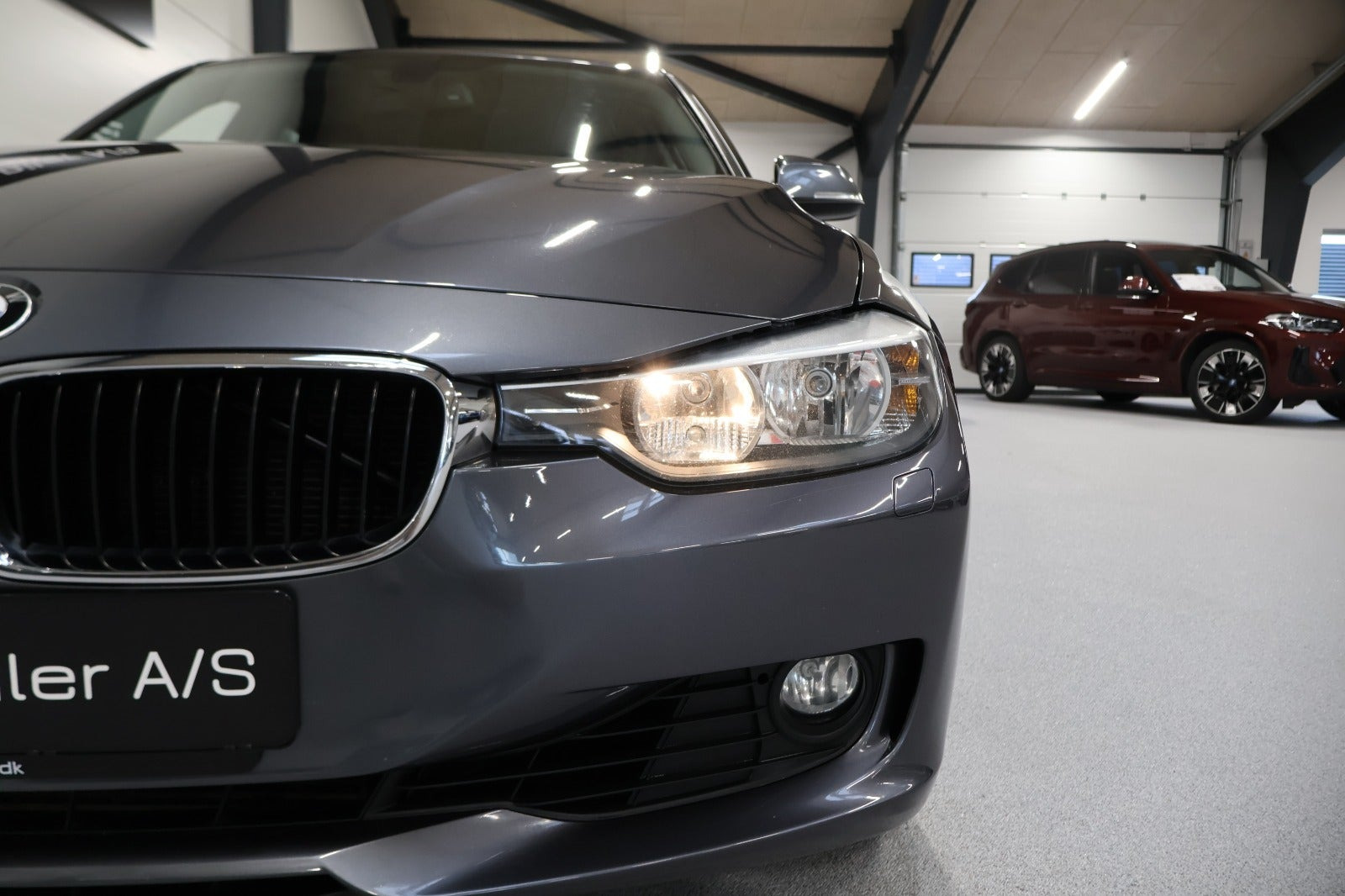 Grå BMW 320i fra 2015