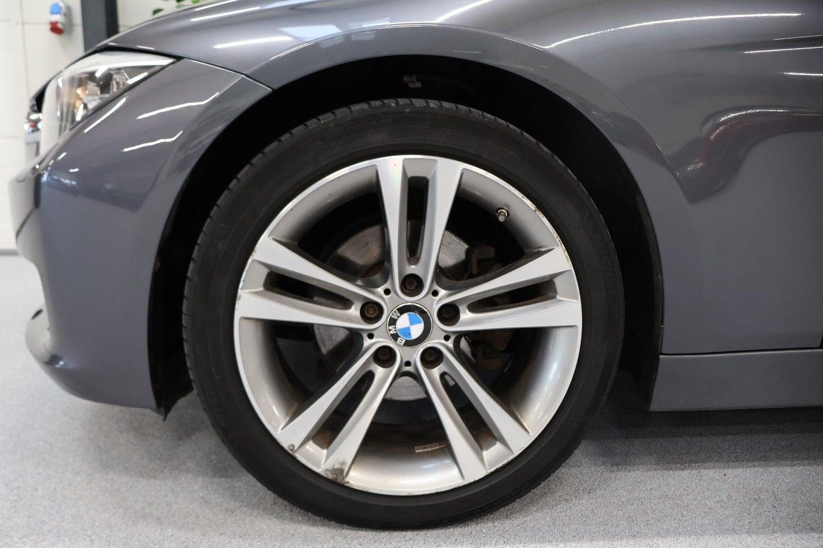 Grå BMW 320i fra 2015