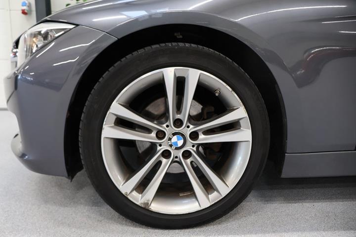 Grå BMW 320i fra 2015