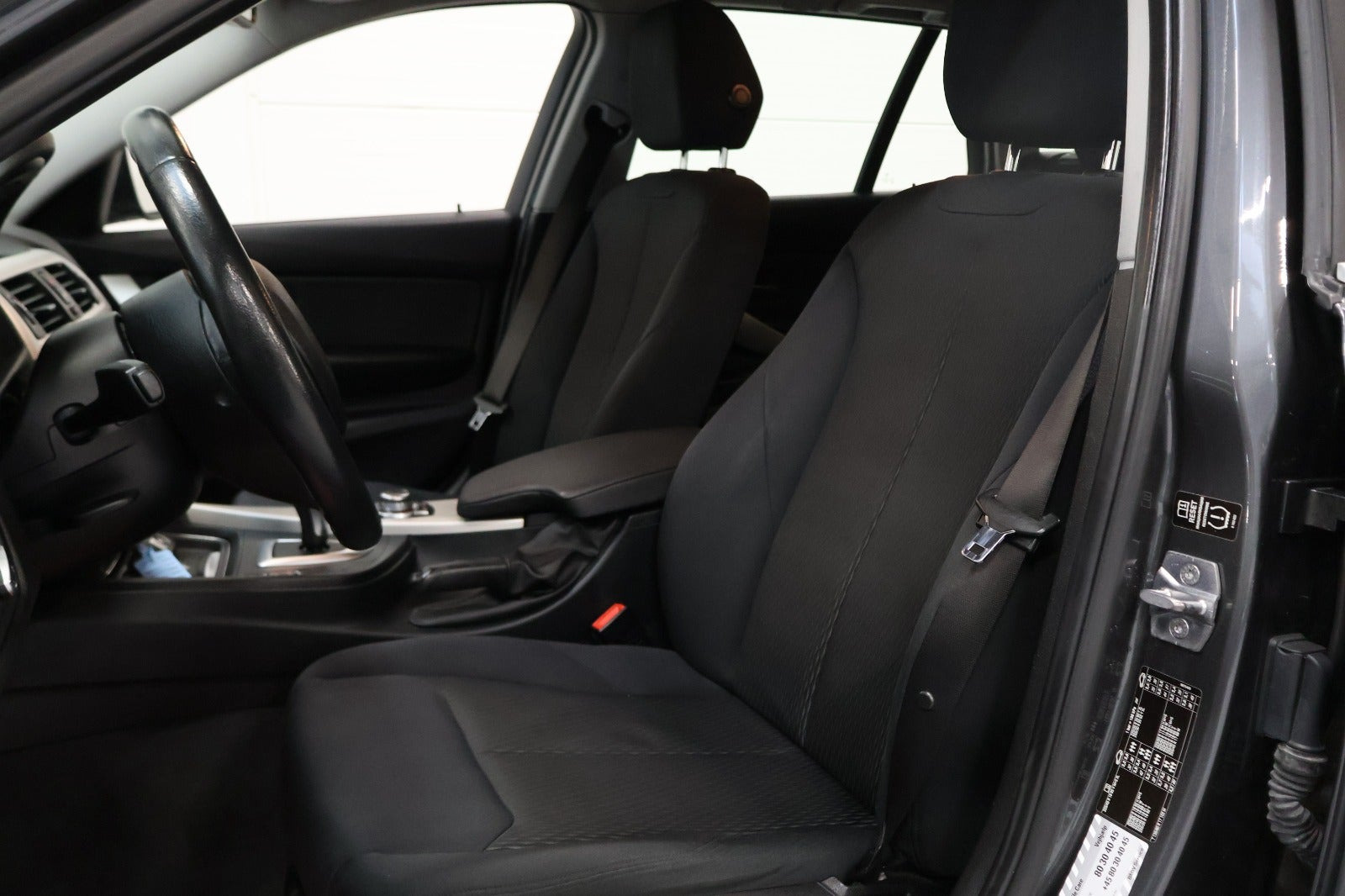 Grå BMW 320i fra 2015