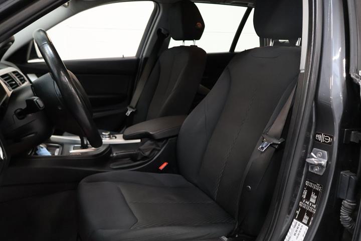 Grå BMW 320i fra 2015