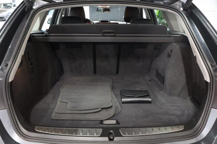 Grå BMW 320i fra 2015