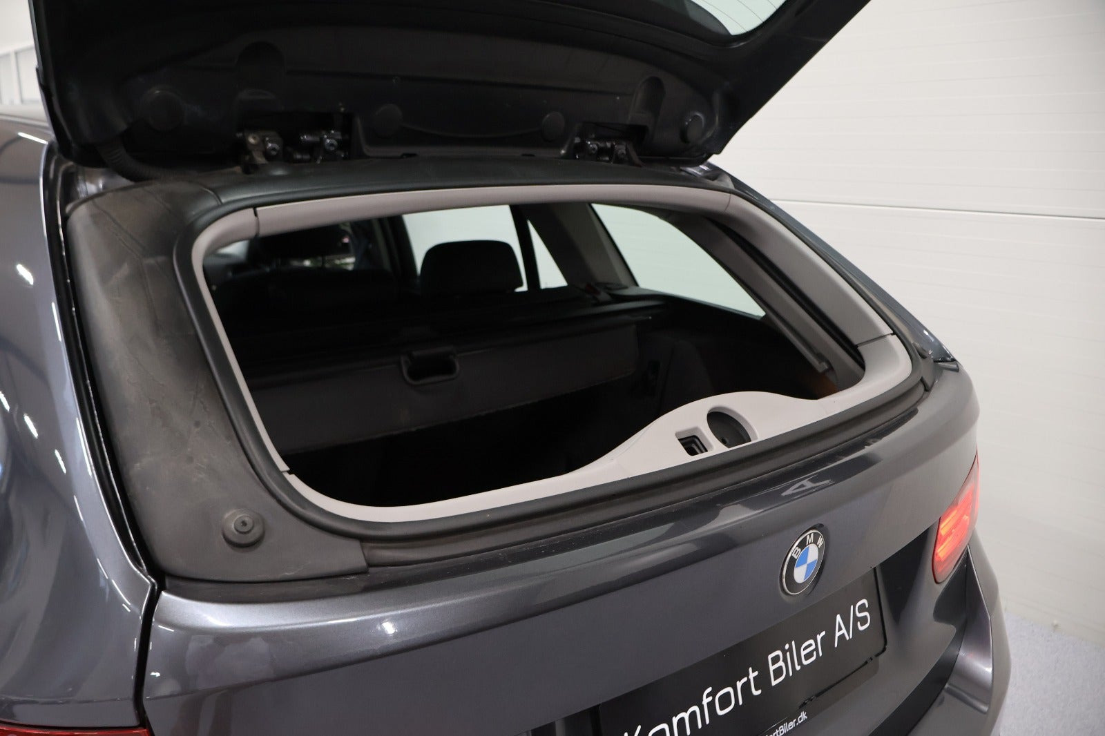 Grå BMW 320i fra 2015