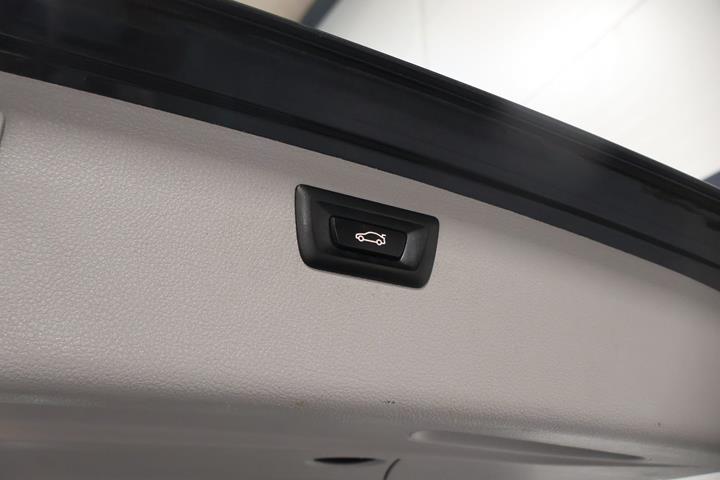 Grå BMW 320i fra 2015