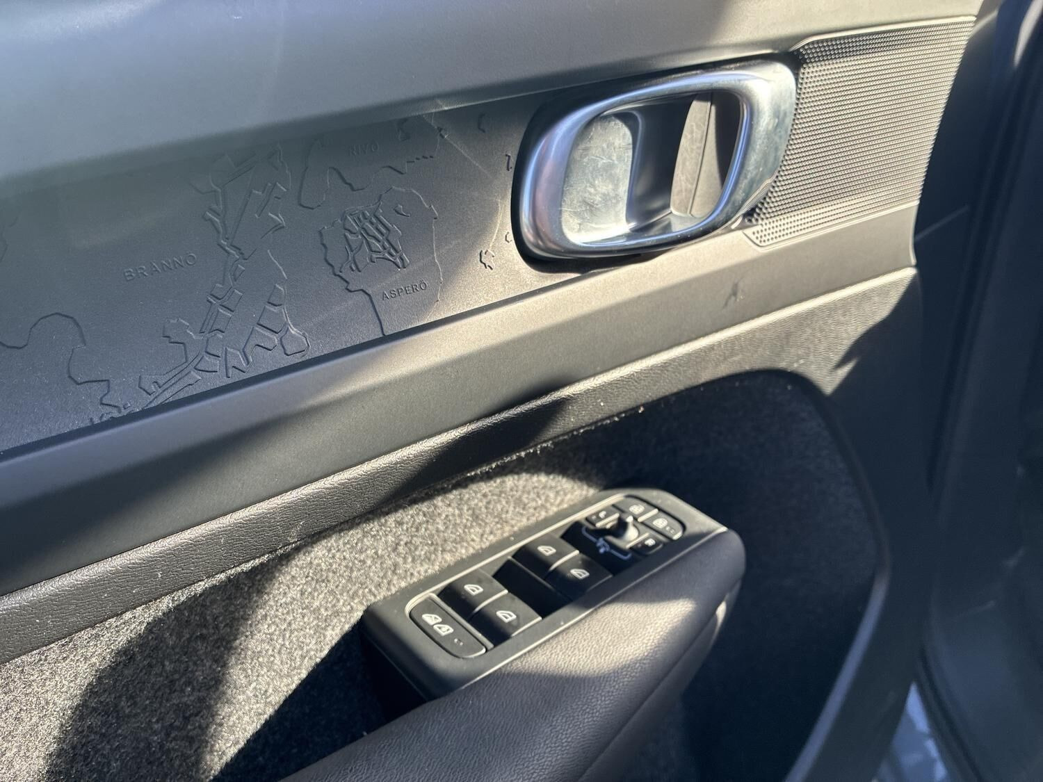 Grå Volvo C40 fra 2023