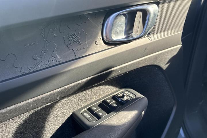 Grå Volvo C40 fra 2023