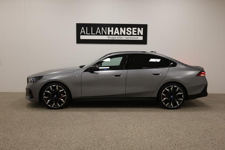 Grå BMW i5 fra 2024