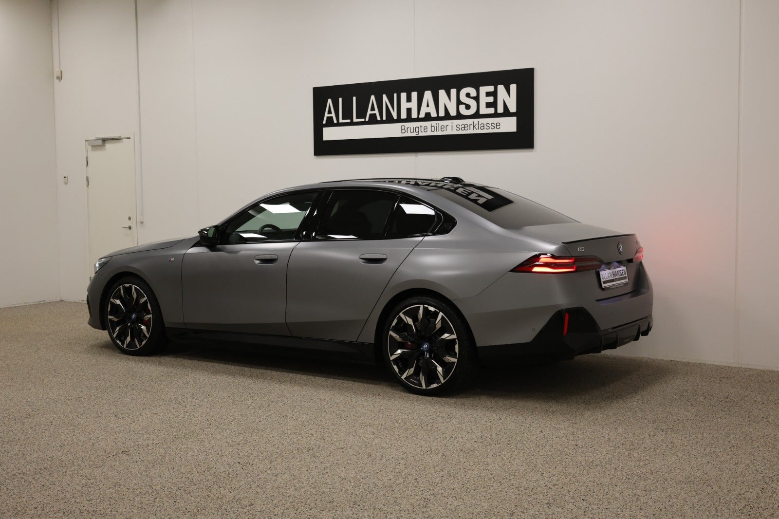 Grå BMW i5 fra 2024