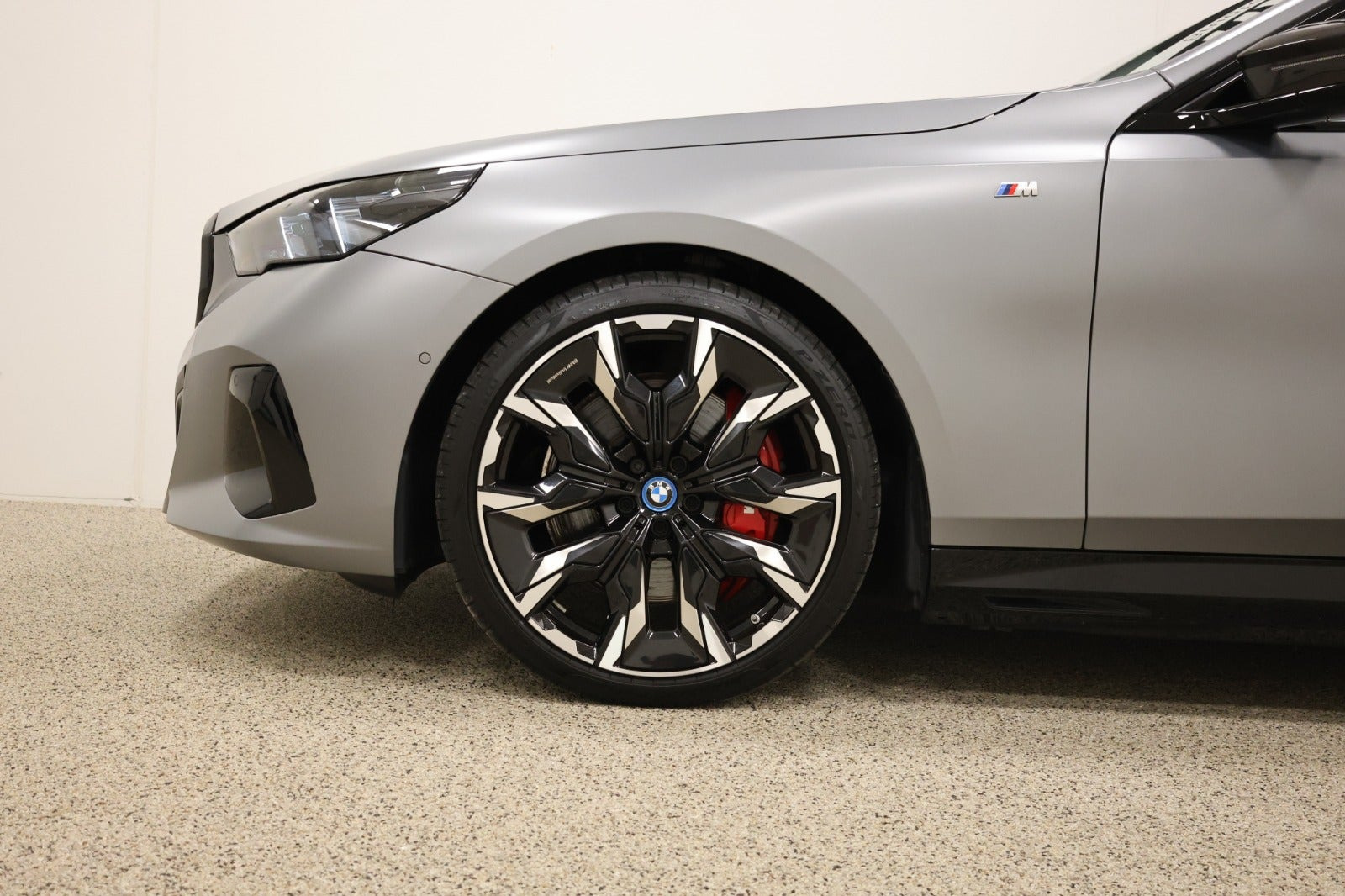 Grå BMW i5 fra 2024