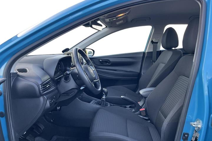 Beige Hyundai i20 fra 2021