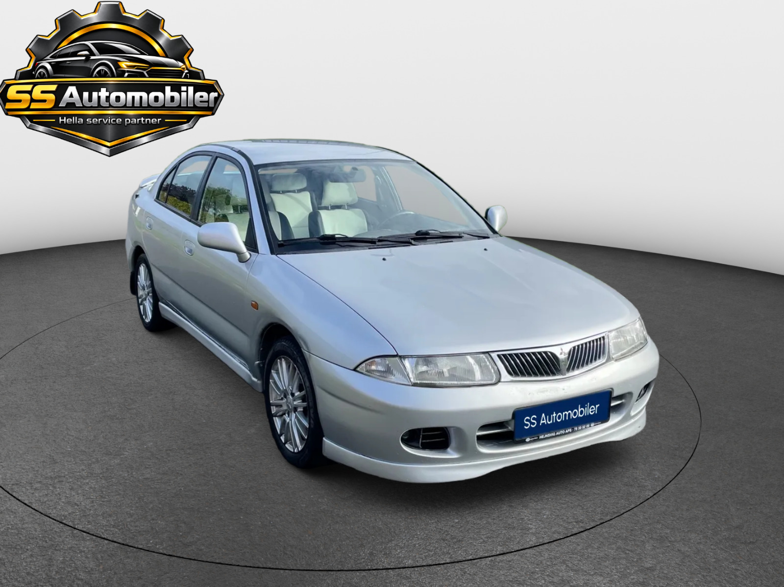 Hvid Mitsubishi Carisma fra 1999