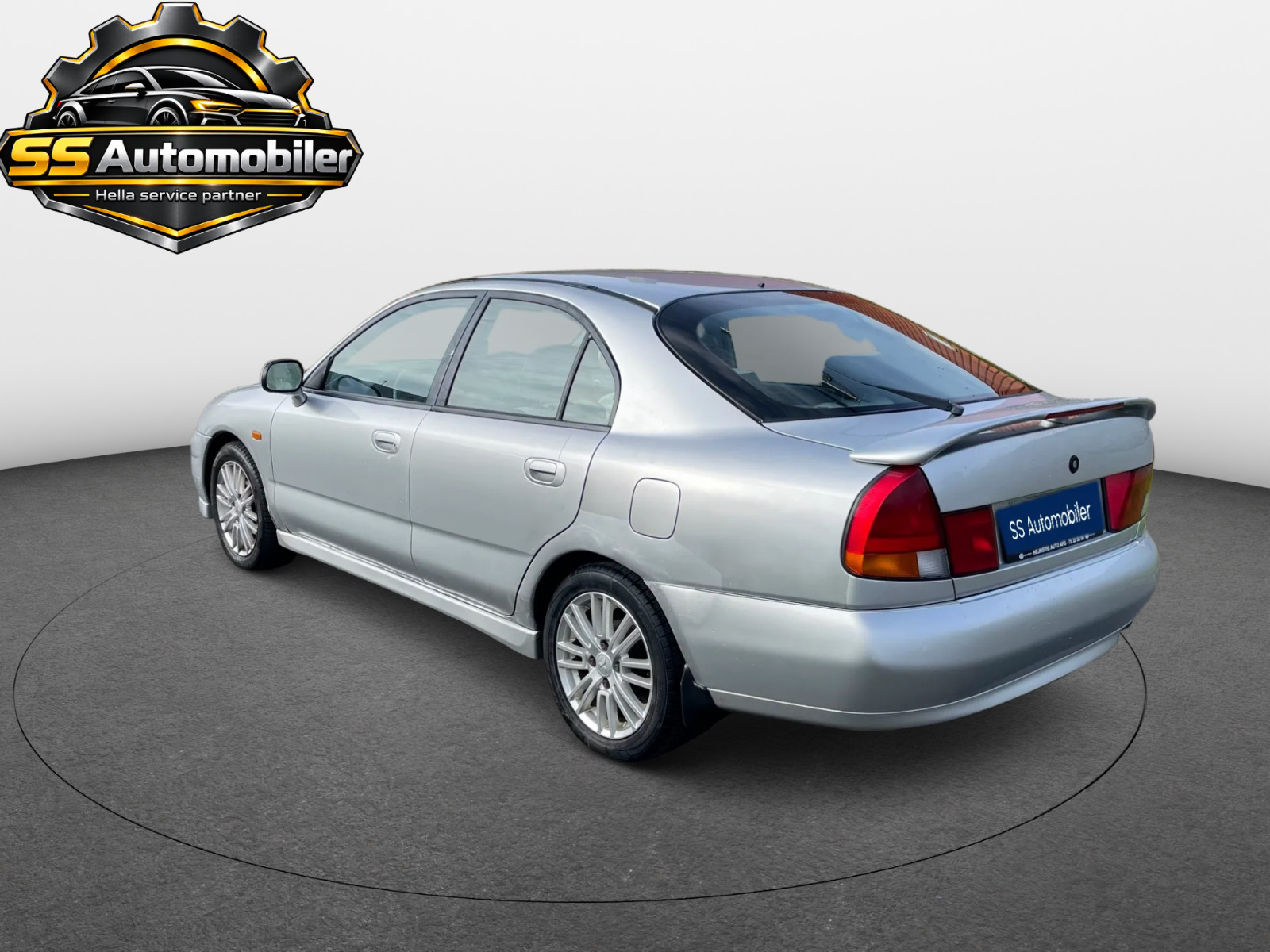 Hvid Mitsubishi Carisma fra 1999